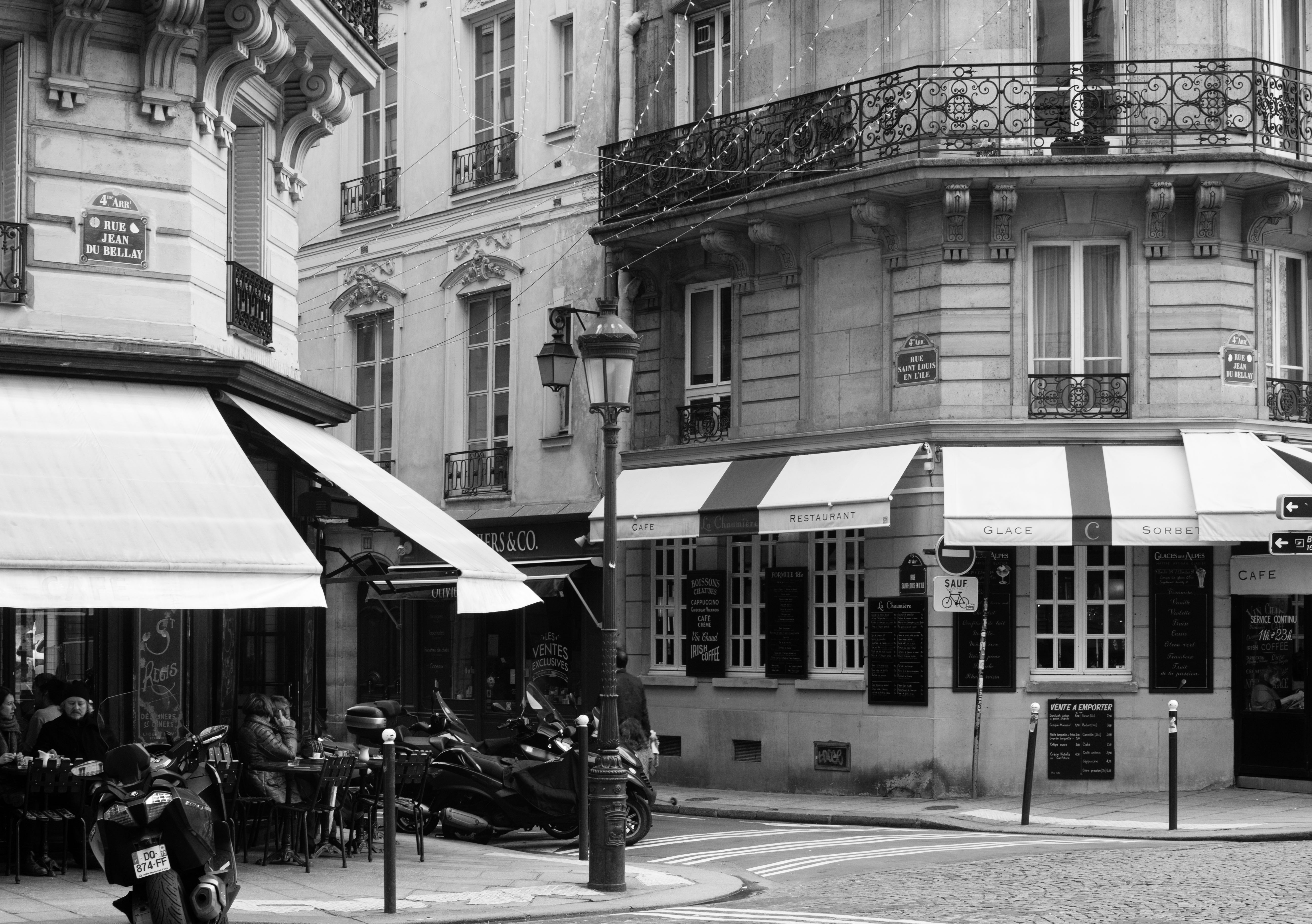 Black and White St Regis Café - Every Day Paris