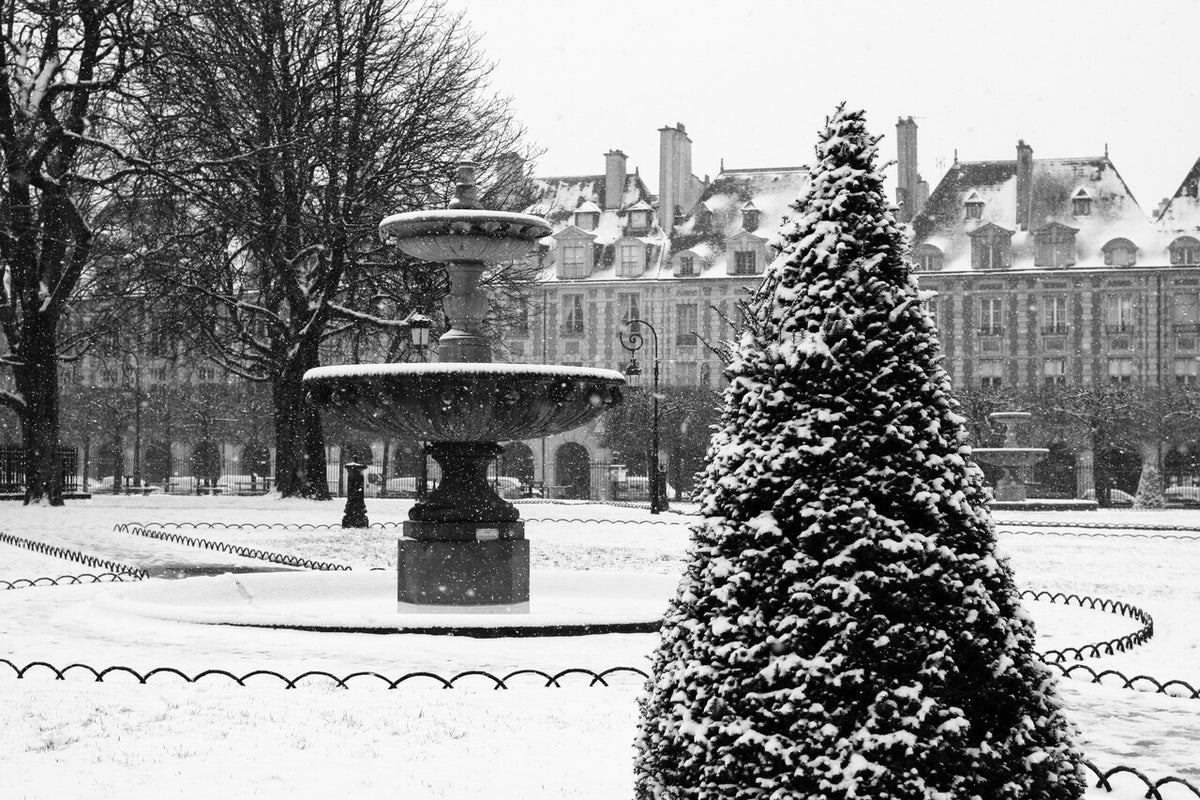 Snow in Place des Vosges
