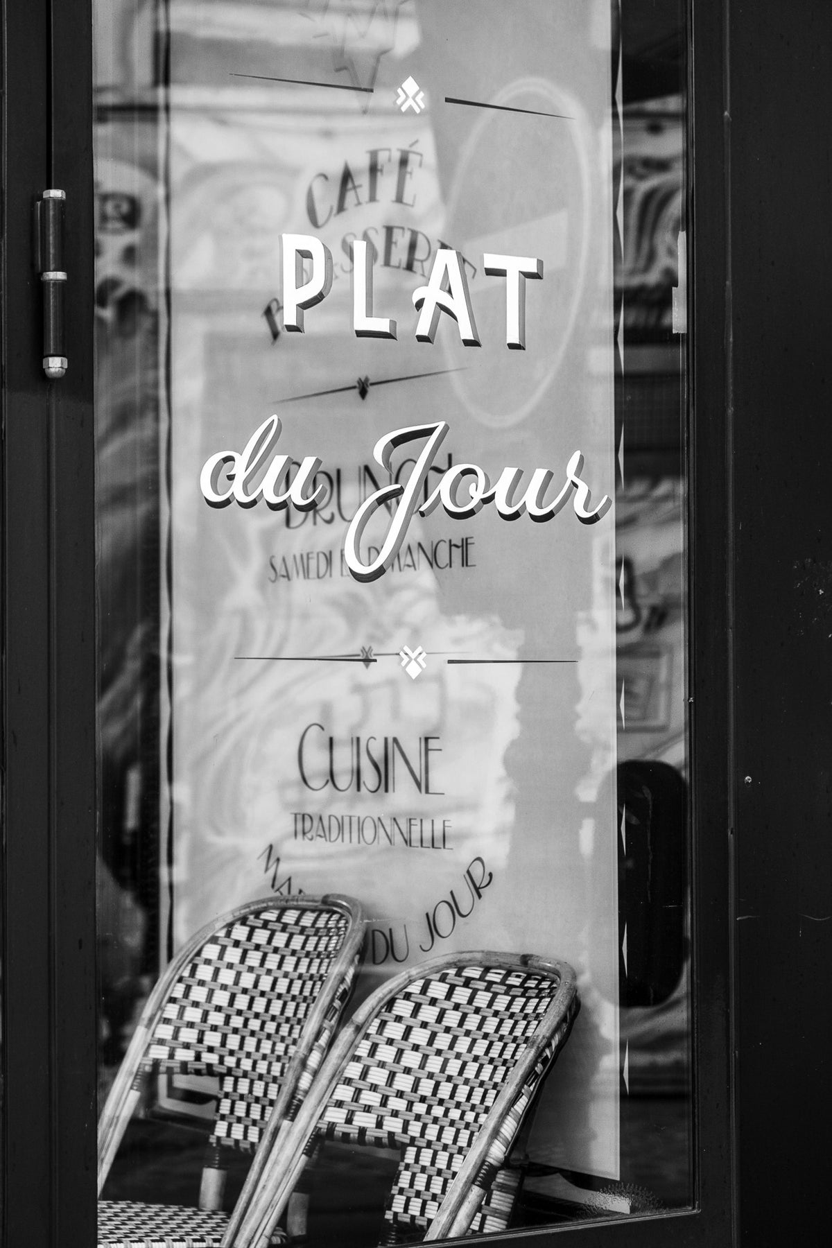 Paris Café Pause in Black and White