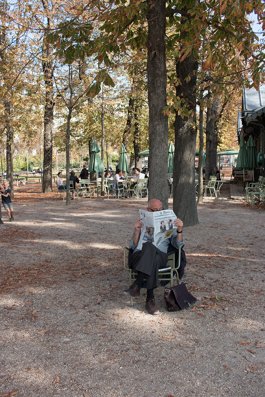 Weekend Reading in Luxembourg Gardens - Every Day Paris 