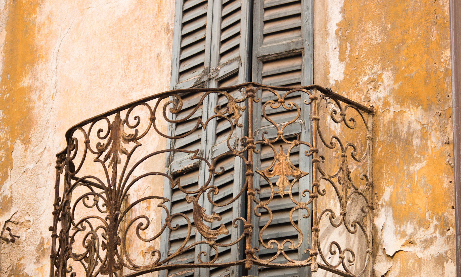 Window in Lake Como Italy - Every Day Paris 