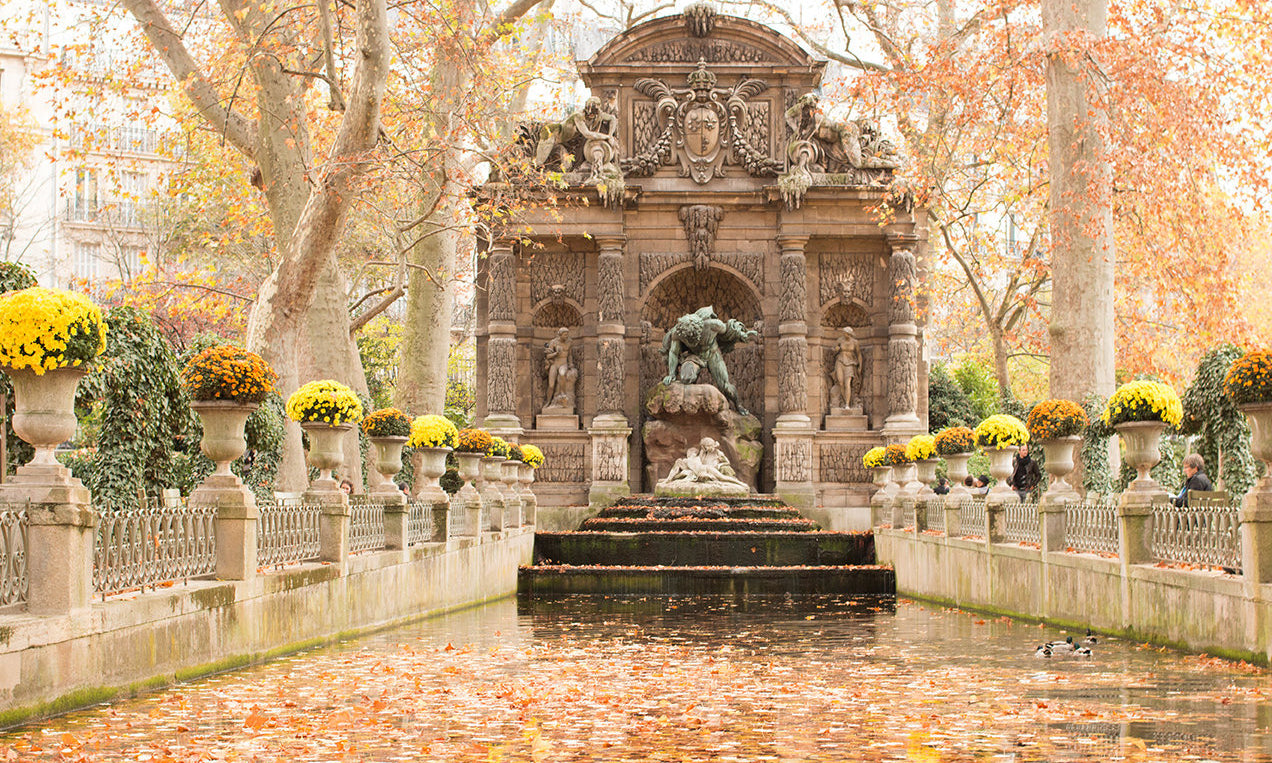 Medici Fountain in Jardin du Luxembourg in Autumn - Every Day Paris 