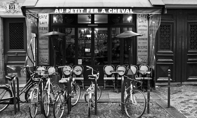 Au Petit Fer à Cheval Parisian Cafe - Every Day Paris 